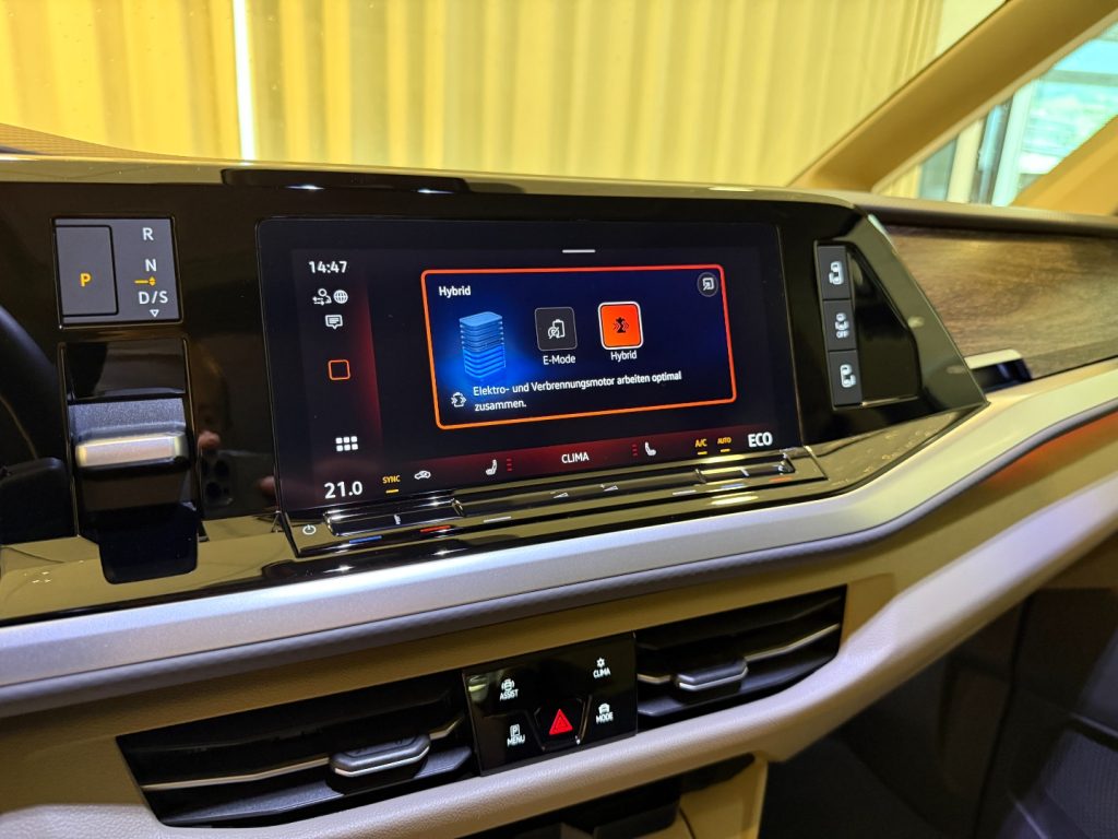 VOLKSWAGEN Multivan 1.5 PHEV DSG 4Motion Style 7P 19Matrix Pano - 17