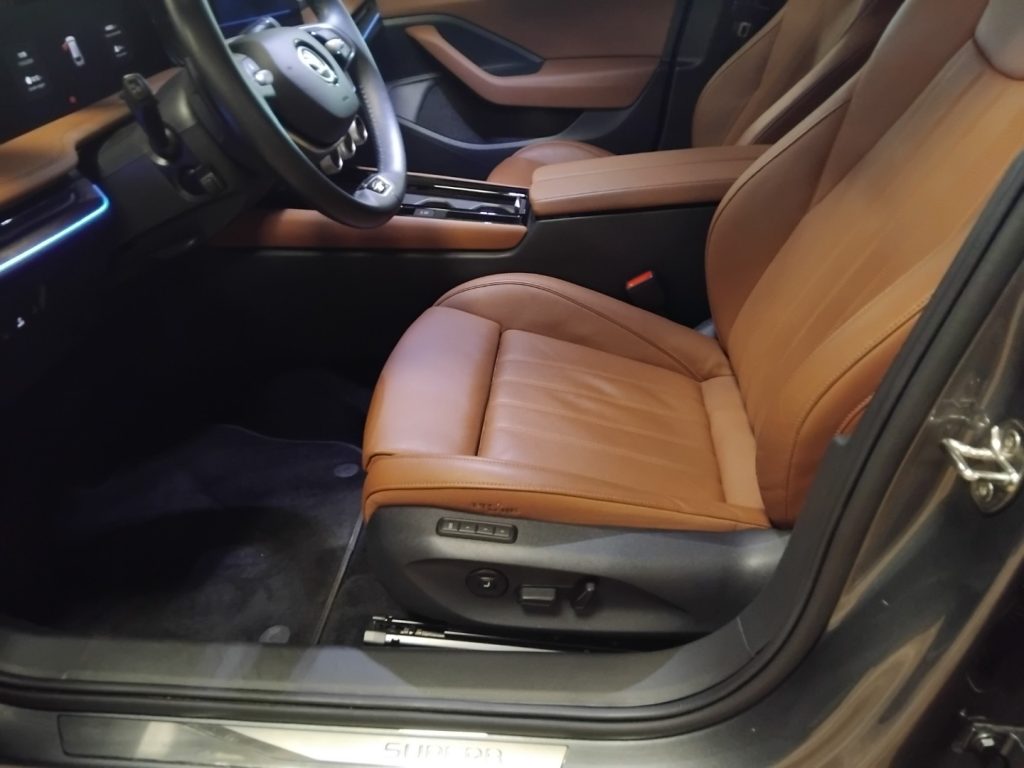 SKODA Superb 2.0 TDI DSG Wag. Laurin&Klement GRIMALDI SP. DAY - 40