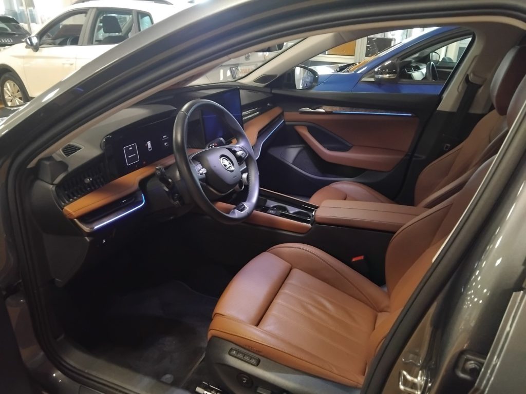 SKODA Superb 2.0 TDI DSG Wag. Laurin&Klement GRIMALDI SP. DAY - 6