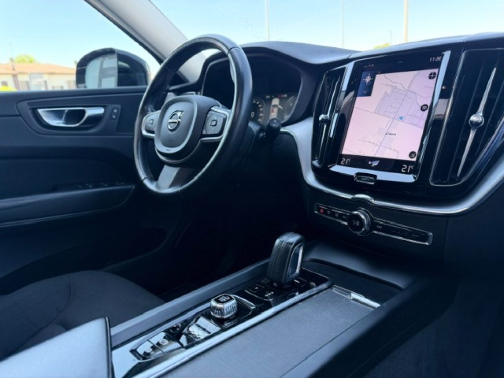 Clicca per ingrandire XC60 - B4 (d) AWD Geartronic Momentum Pro/TETTO APRIBILE