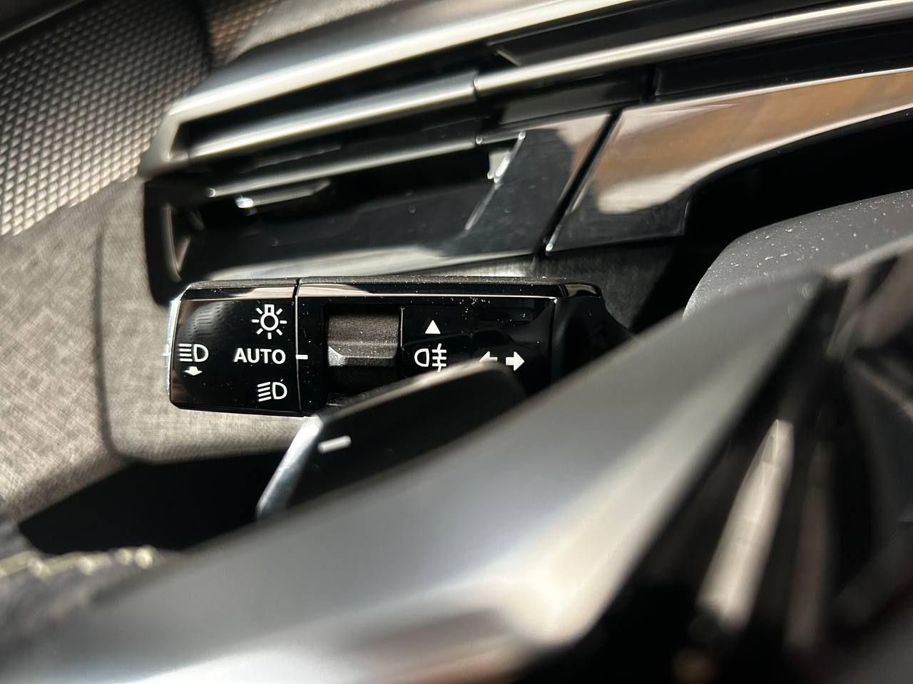 PEUGEOT e-3008 motore elettrico (73kWh) 210 CV GT - 18