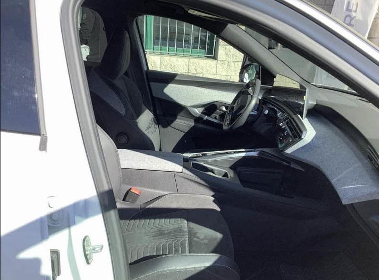 PEUGEOT e-3008 motore elettrico (73kWh) 210 CV GT - 6
