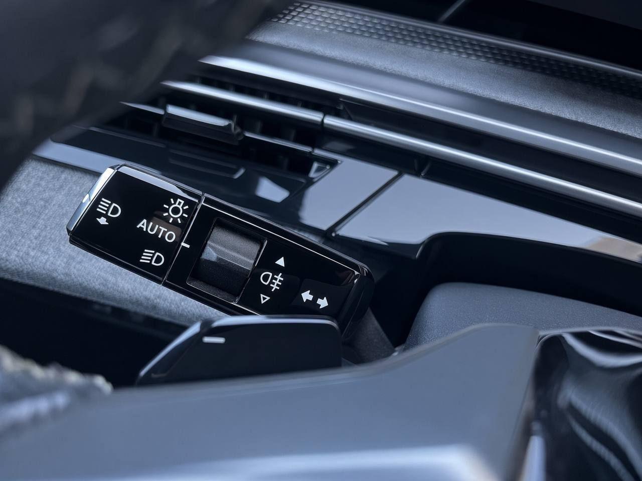 PEUGEOT e-3008 motore elettrico (73kWh) 210 CV GT - 16