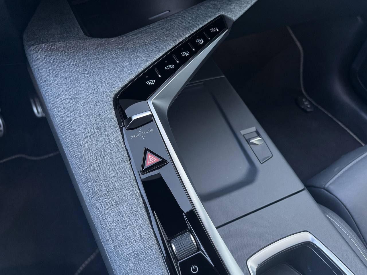 PEUGEOT e-3008 motore elettrico (73kWh) 210 CV GT - 24