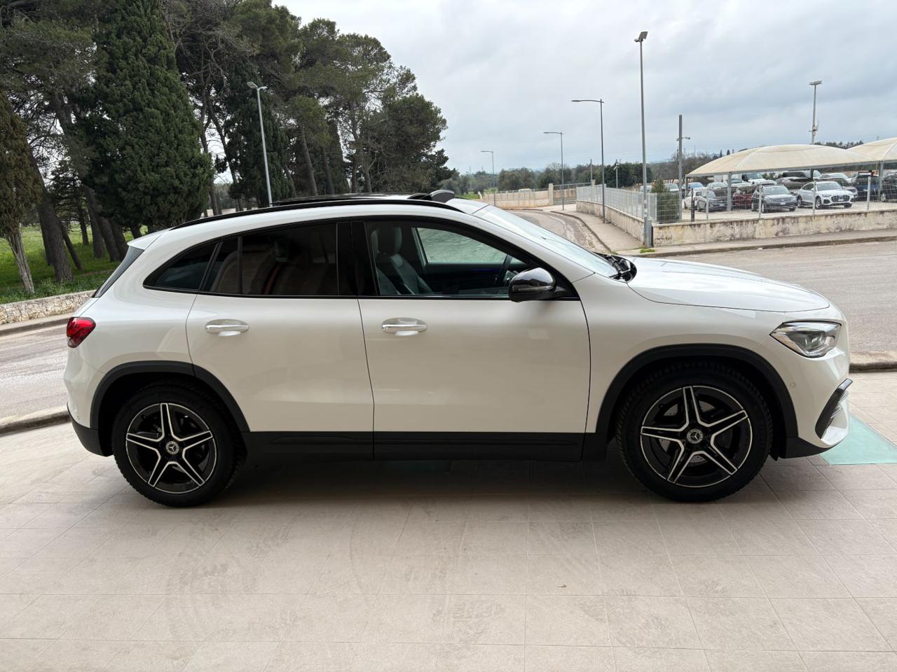 MERCEDES-BENZ GLA 200 d Automatic Premium Amg TETTO-PACK NIGHT - 4