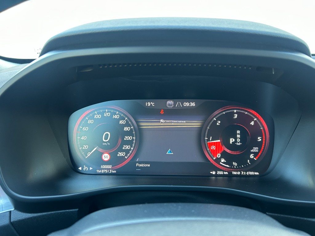 VOLVO XC40 D3 Geartronic Momentum Pro - Grid Foto 10