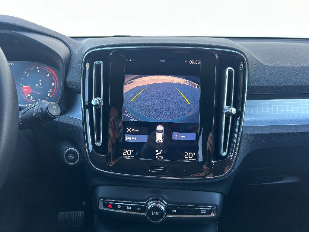 VOLVO XC40 D3 Geartronic Momentum Pro - Grid Foto 12