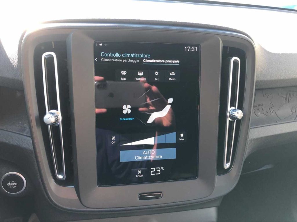 VOLVO XC40 T2 Momentum Core - 16