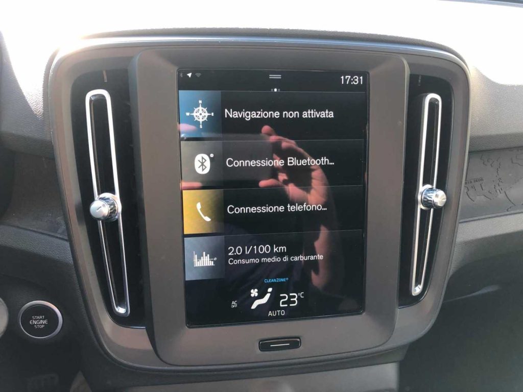 VOLVO XC40 T2 Momentum Core - 17