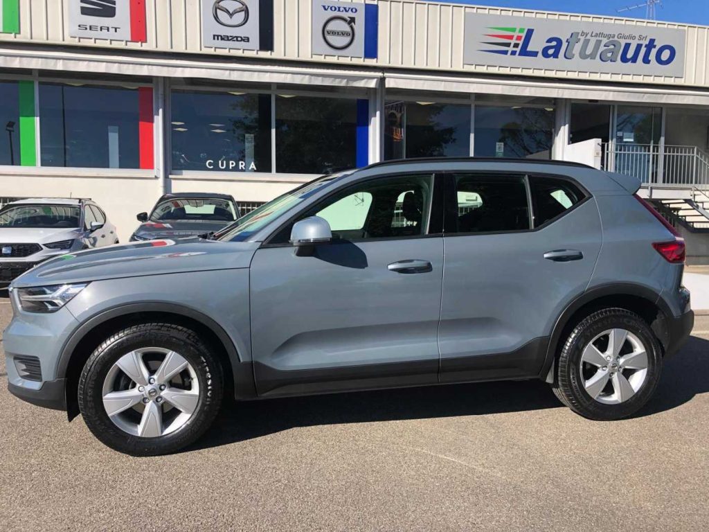 VOLVO XC40 T2 Momentum Core - 3