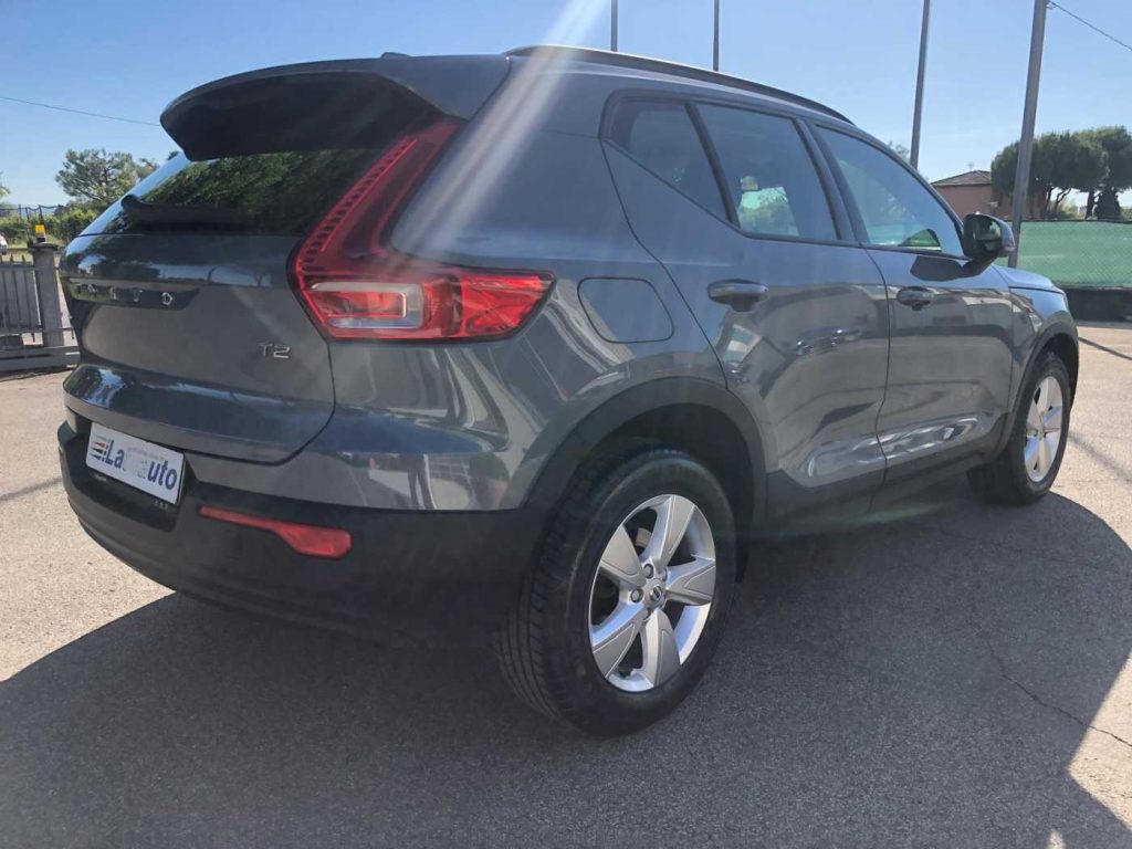 VOLVO XC40 T2 Momentum Core - 4