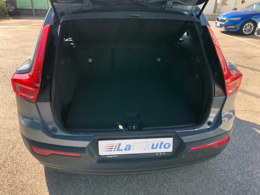 VOLVO XC40 T2 Momentum Core - 8