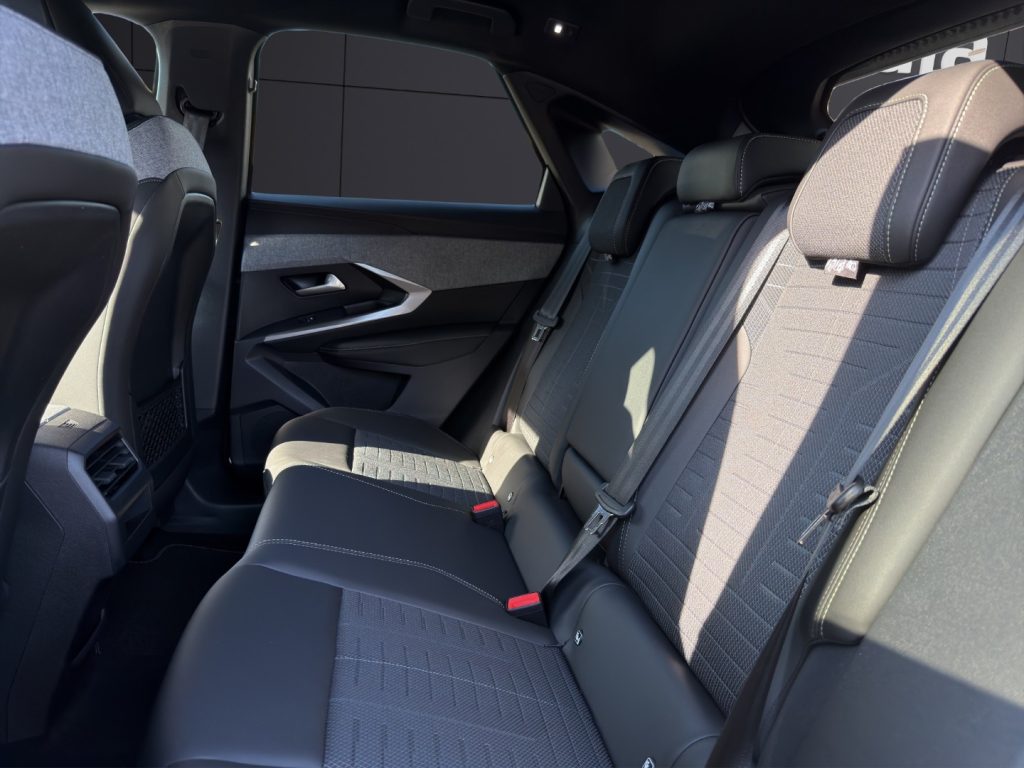 PEUGEOT 3008 Hybrid 145 e-DCS6 GT - 13