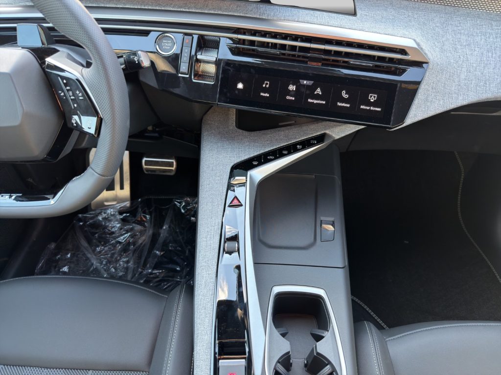 PEUGEOT 3008 Hybrid 145 e-DCS6 GT - 14