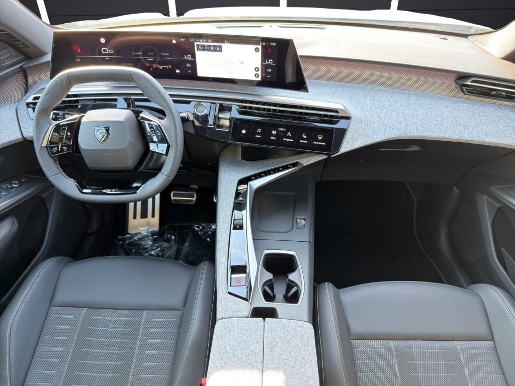 PEUGEOT 3008 Hybrid 145 e-DCS6 GT - 13