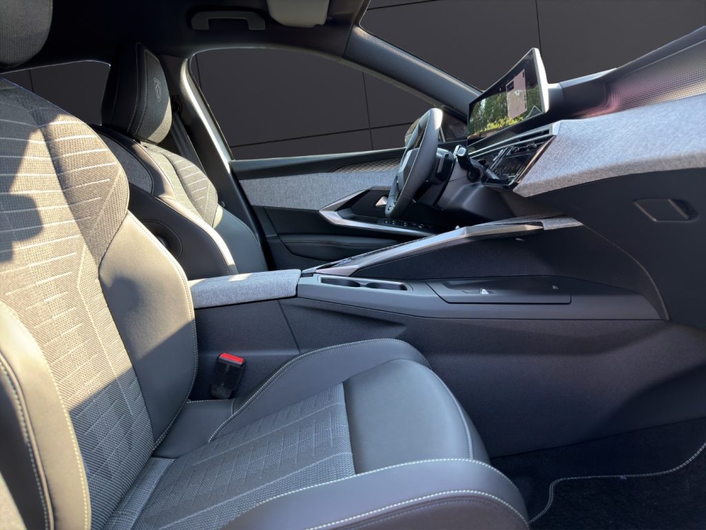 PEUGEOT 3008 Hybrid 145 e-DCS6 GT - 17