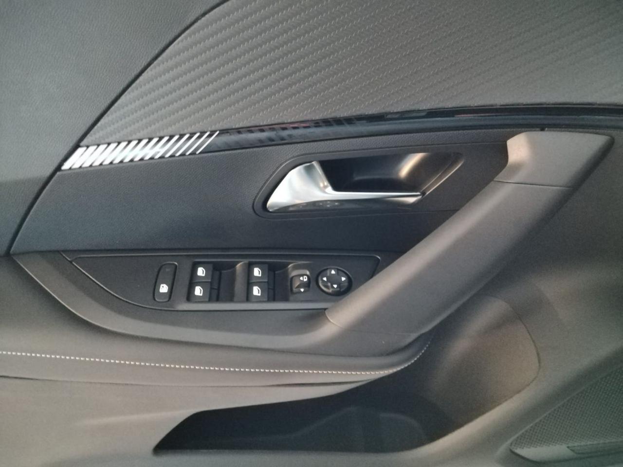 PEUGEOT 2008 PureTech 100 S&S Allure - 17