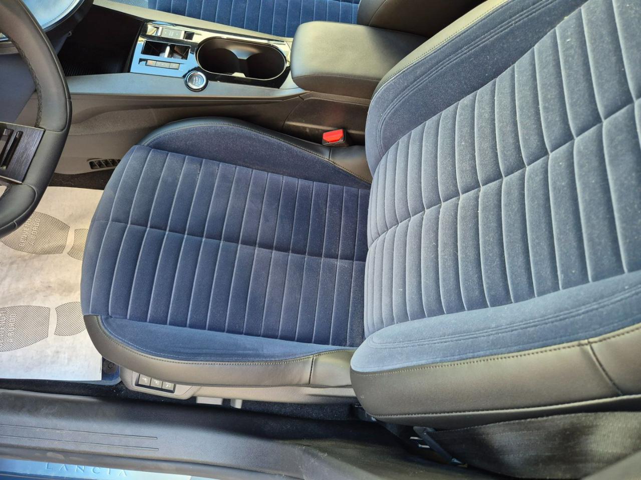 LANCIA Ypsilon Hybrid e-DCT Edizione Cassina - 11
