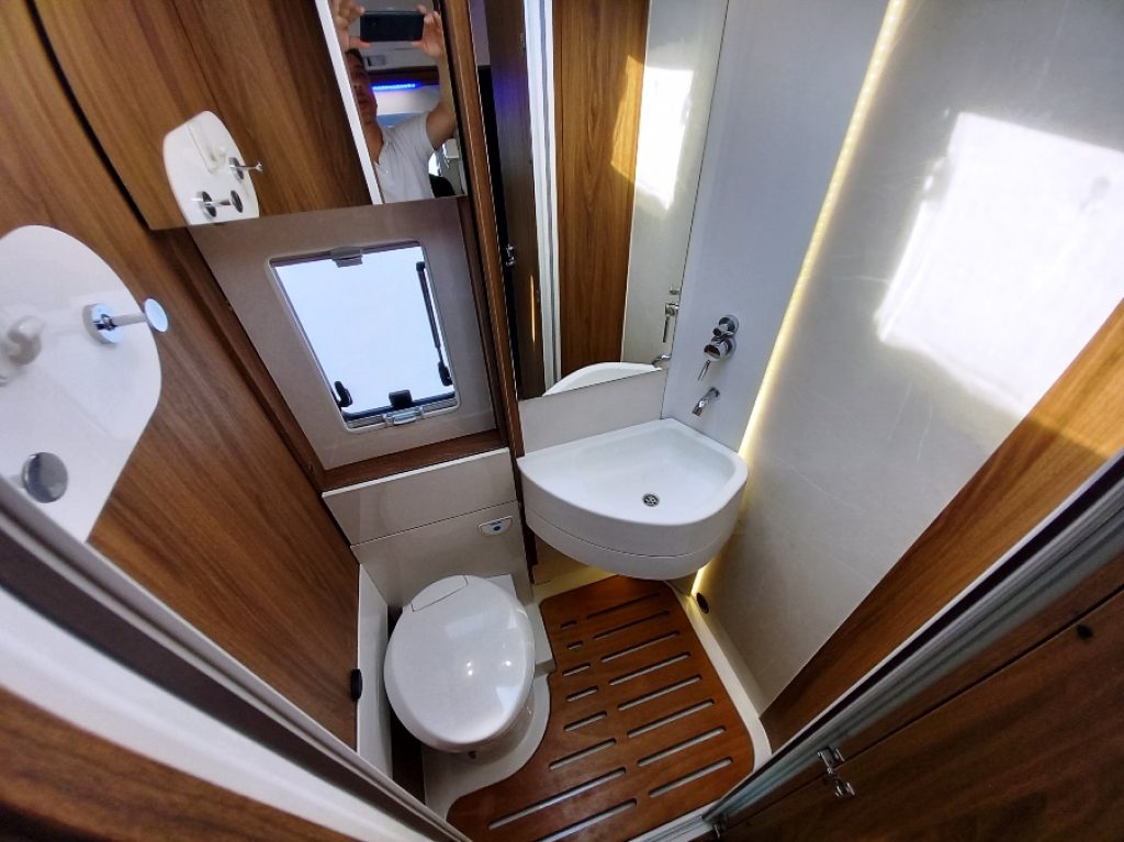 H 699 GLG motorhome letti gemelli doppio pavimento