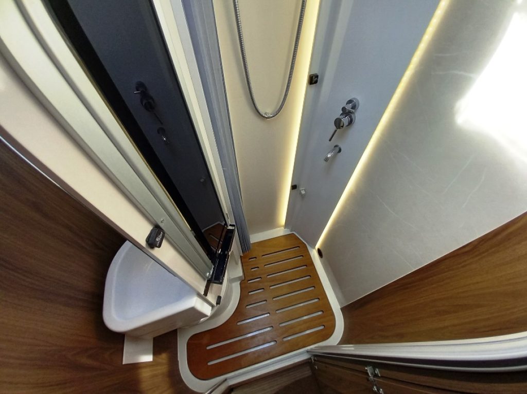 H 699 GLG motorhome letti gemelli doppio pavimento