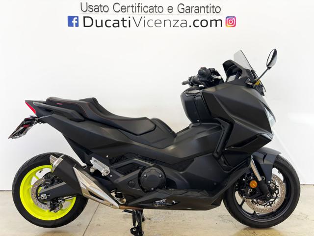 HONDA Forza 750 Nero pastello