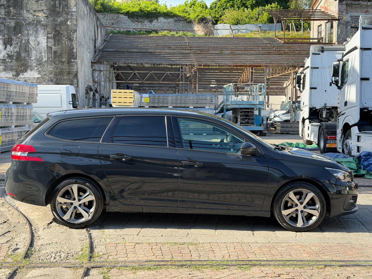 PEUGEOT 308 BlueHDi 130 S&S SW Allure - 5