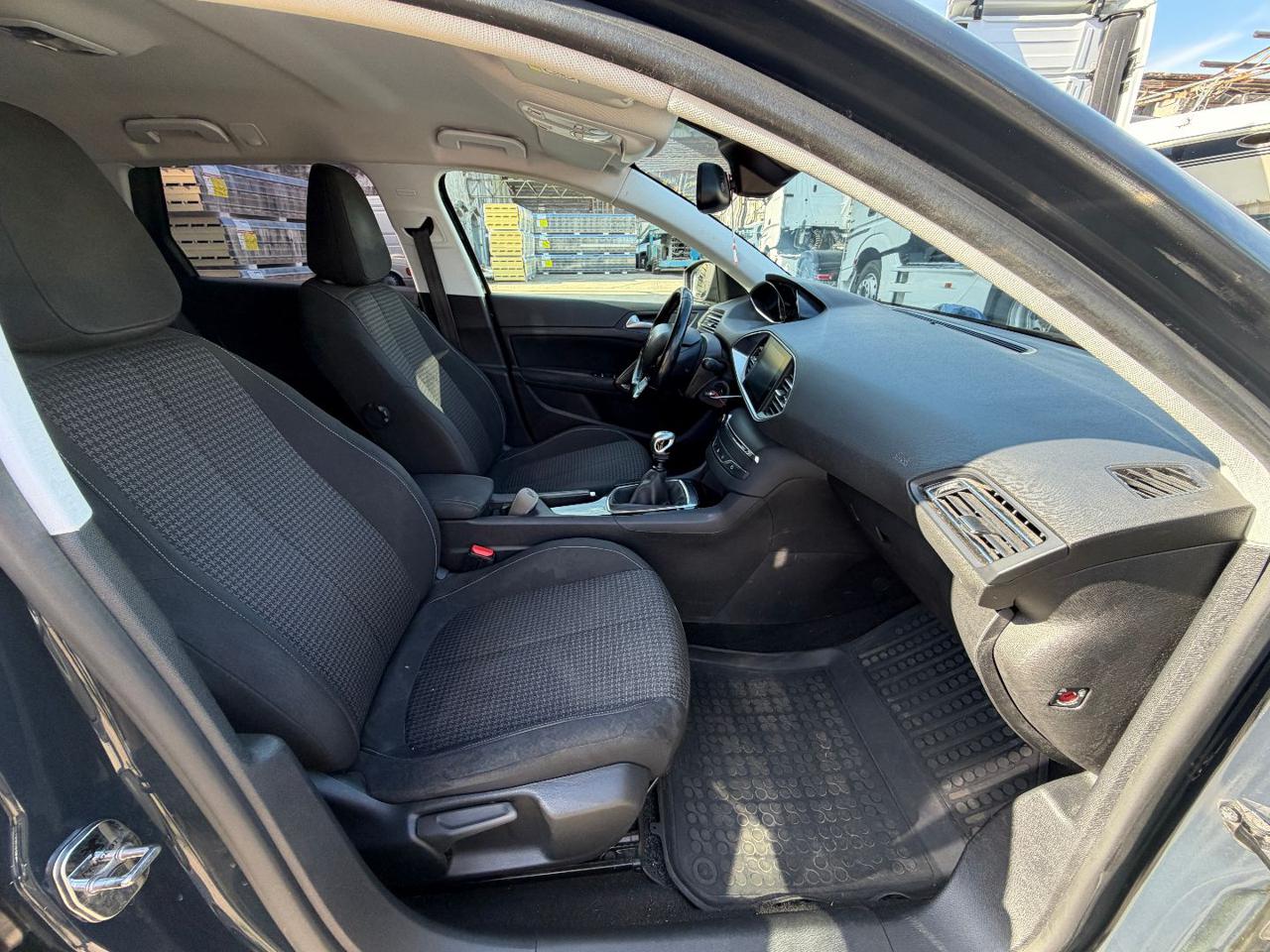 PEUGEOT 308 BlueHDi 130 S&S SW Allure - 15