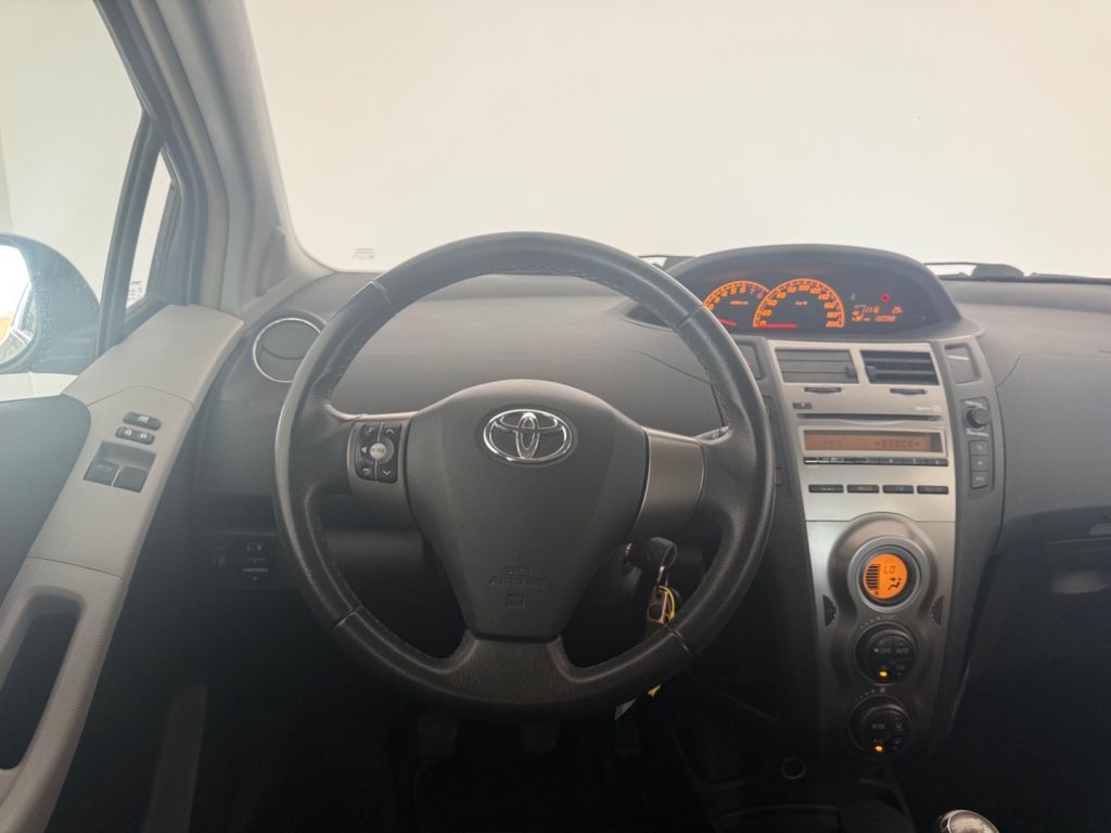 TOYOTA Yaris 1.0 5P LuXuRy Pack - 12