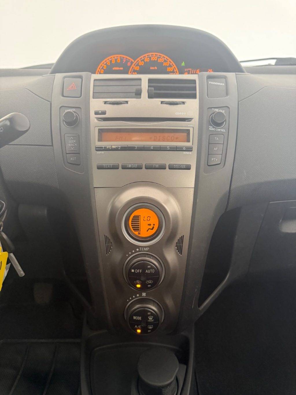 TOYOTA Yaris 1.0 5P LuXuRy Pack - 14