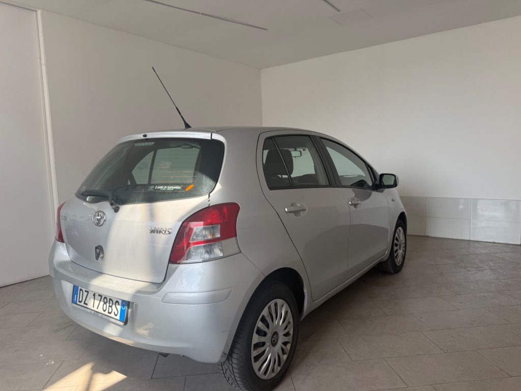 TOYOTA Yaris 1.0 5P LuXuRy Pack - 6