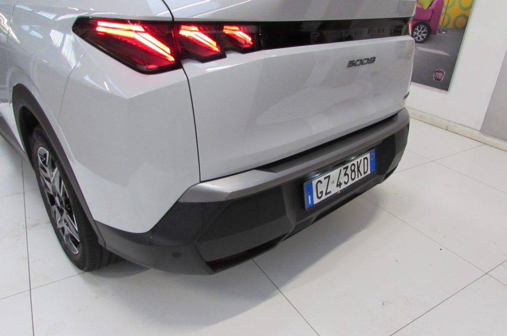 PEUGEOT 5008 Hybrid 136 e-DCS6 GT - 15