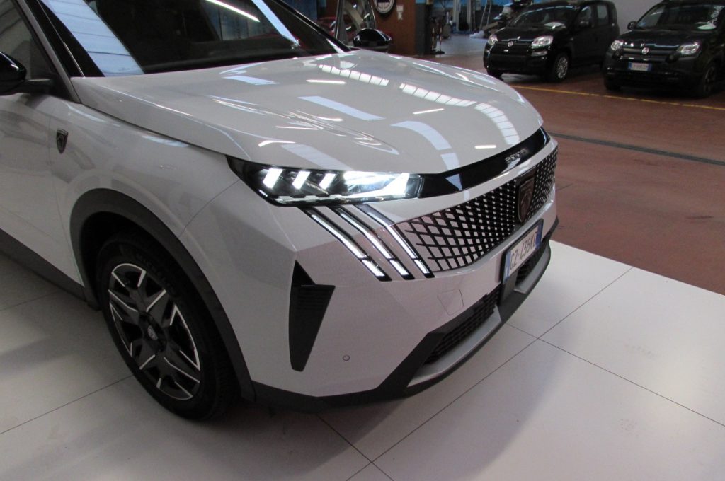 PEUGEOT 5008 Hybrid 136 e-DCS6 GT - 17