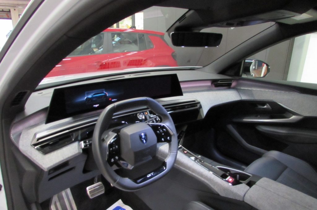 PEUGEOT 5008 Hybrid 136 e-DCS6 GT - 7