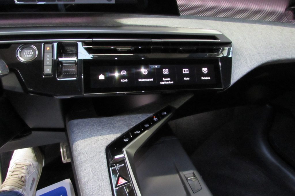 PEUGEOT 5008 Hybrid 136 e-DCS6 GT - 9