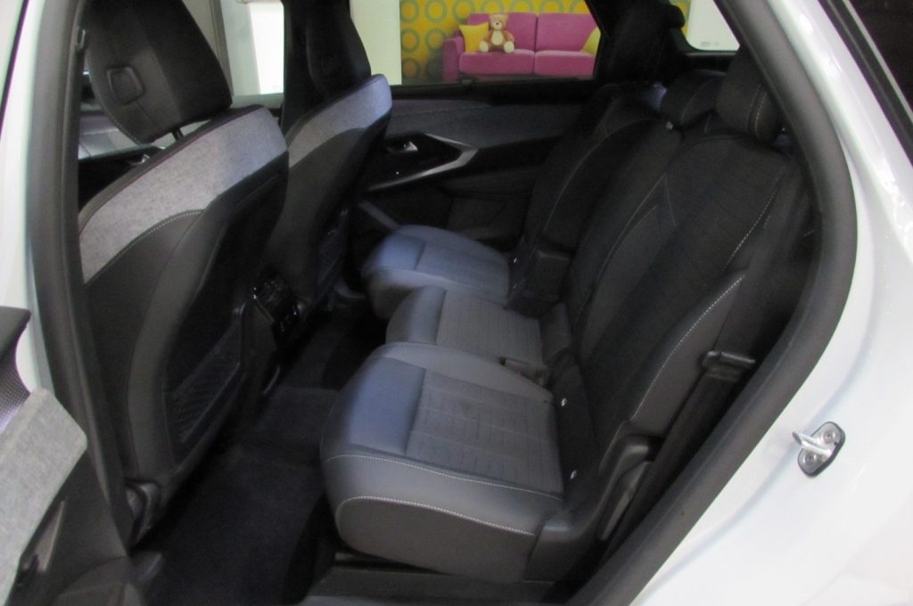 PEUGEOT 5008 Hybrid 136 e-DCS6 GT - 12