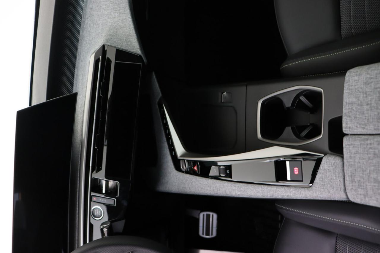 PEUGEOT e-3008 motore elettrico (73kWh) 213 CV GT - 14