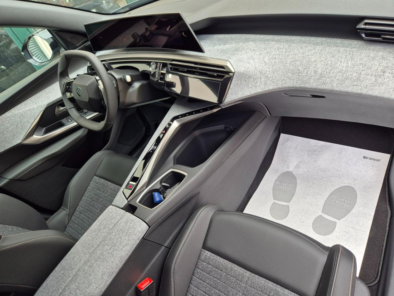 PEUGEOT 3008 Hybrid 145 e-DCS6 Allure - 12