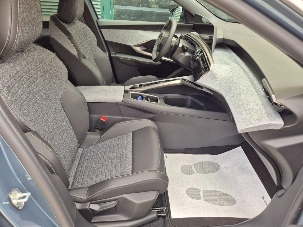 PEUGEOT 3008 Hybrid 145 e-DCS6 Allure - 11