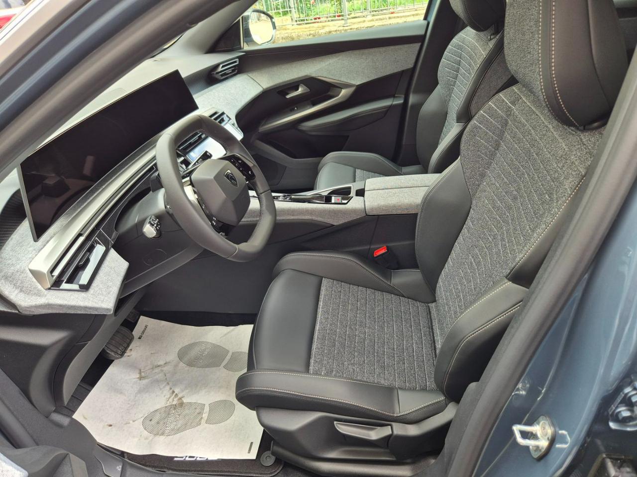 PEUGEOT 3008 Hybrid 145 e-DCS6 Allure - 9