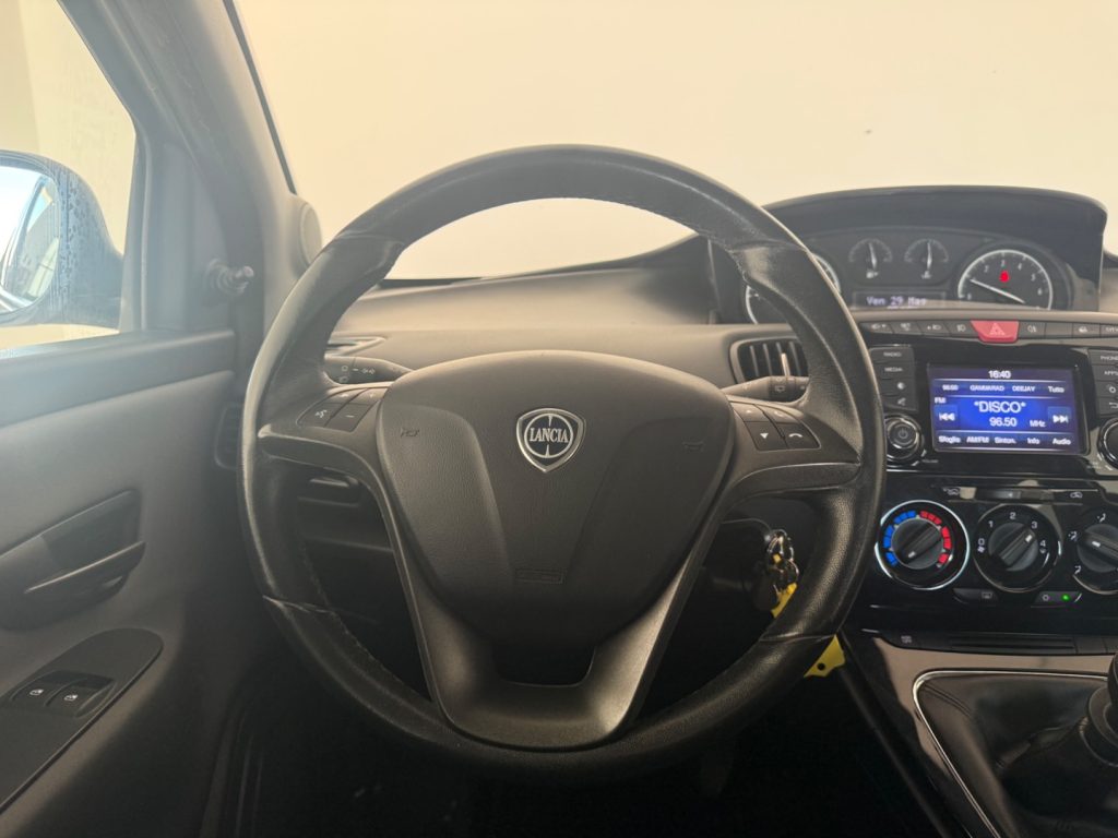 LANCIA Ypsilon 1.2 69 CV 5 porte .Silver - 12