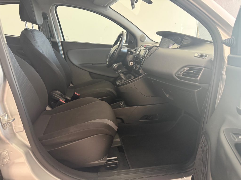 LANCIA Ypsilon 1.2 69 CV 5 porte .Silver - 14