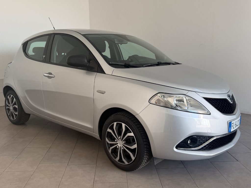 LANCIA Ypsilon 1.2 69 CV 5 porte .Silver - 3