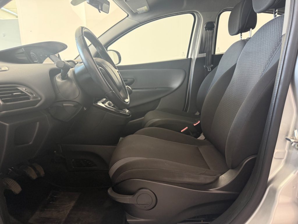 LANCIA Ypsilon 1.2 69 CV 5 porte .Silver - 15