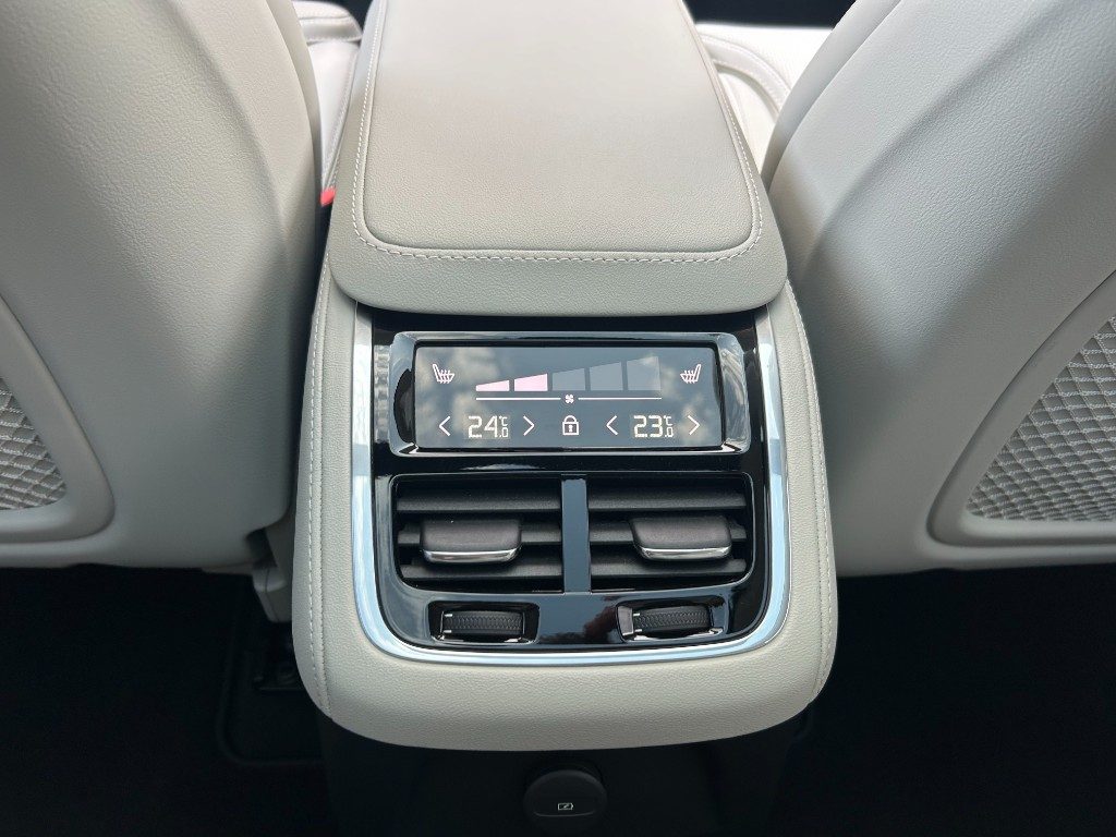 VOLVO XC90 T8 Plug-in hybrid AWD automatico 7 posti Ultra Bri - Grid Foto 15