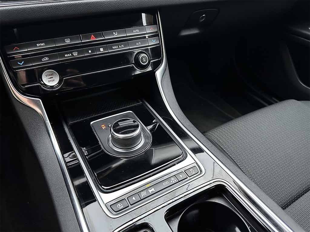 JAGUAR XF 2.0 d Pure BERLINA AUTOMATICA TELECAMERA IVA ESP - 16