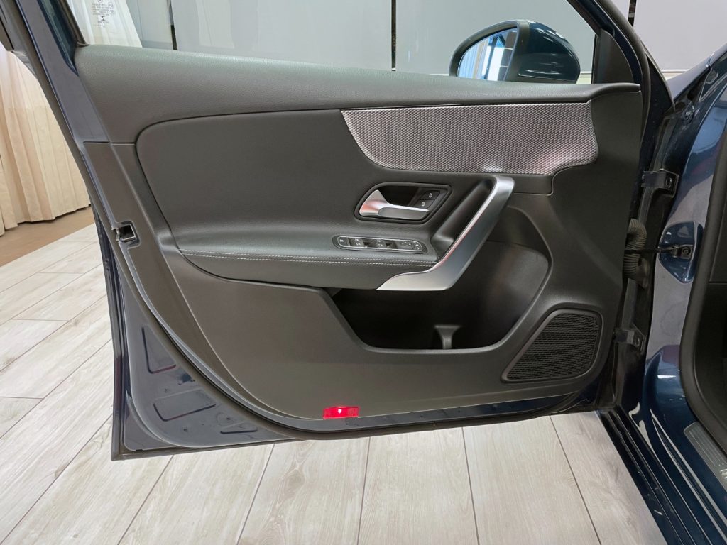 MERCEDES-BENZ A 180 D SPORT AUTO - 40