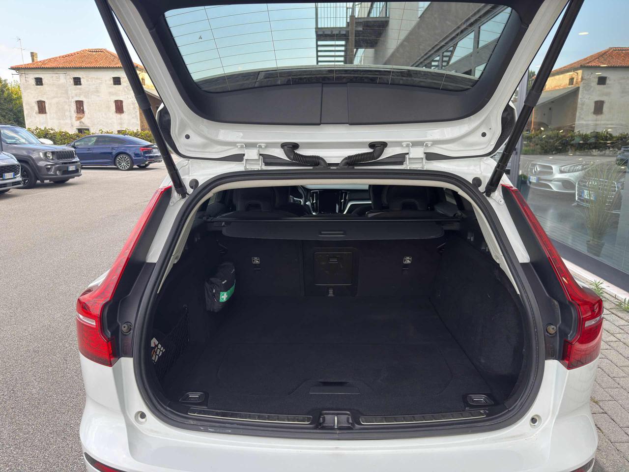 Clicca per ingrandire V60 - B4 (d) Geartronic Momentum SENZA VINCOLI
