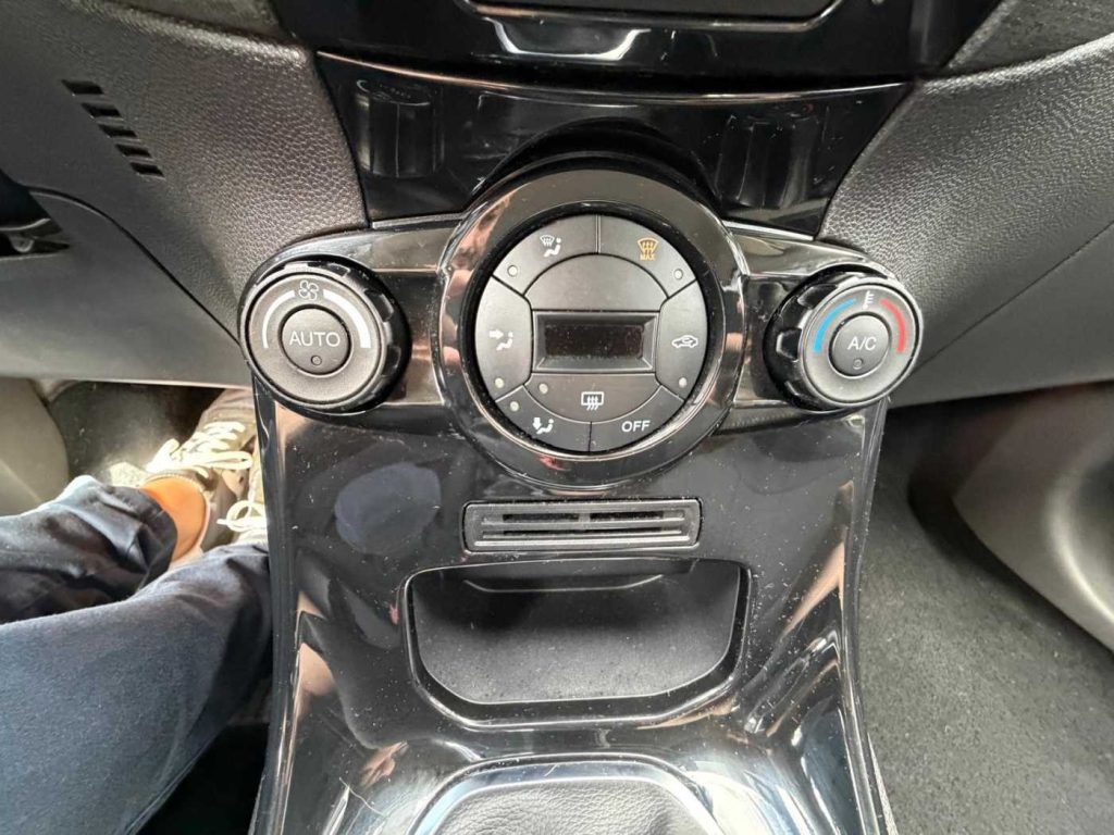 FORD Fiesta 1.5 TDCi 75CV 5 porte Titanium - 17