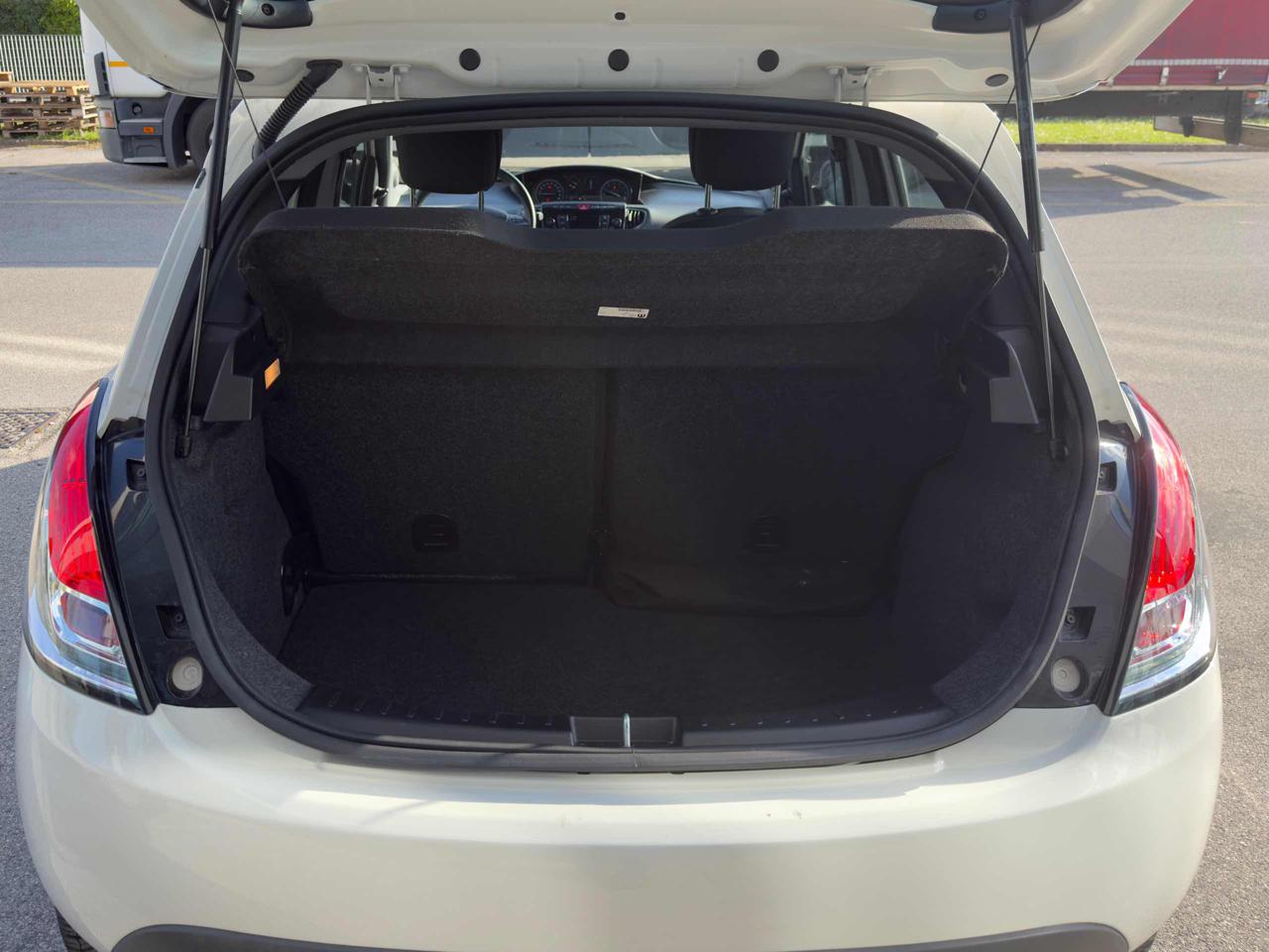 Clicca per ingrandire Ypsilon - 1.2 69 CV 5 porte Platinum