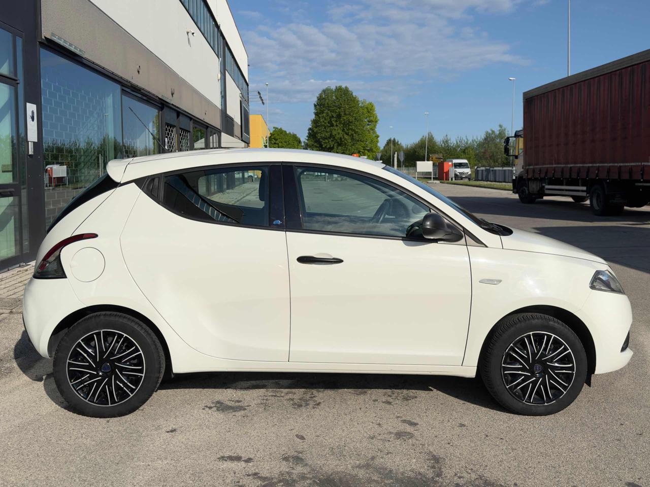 Clicca per ingrandire Ypsilon - 1.2 69 CV 5 porte Platinum